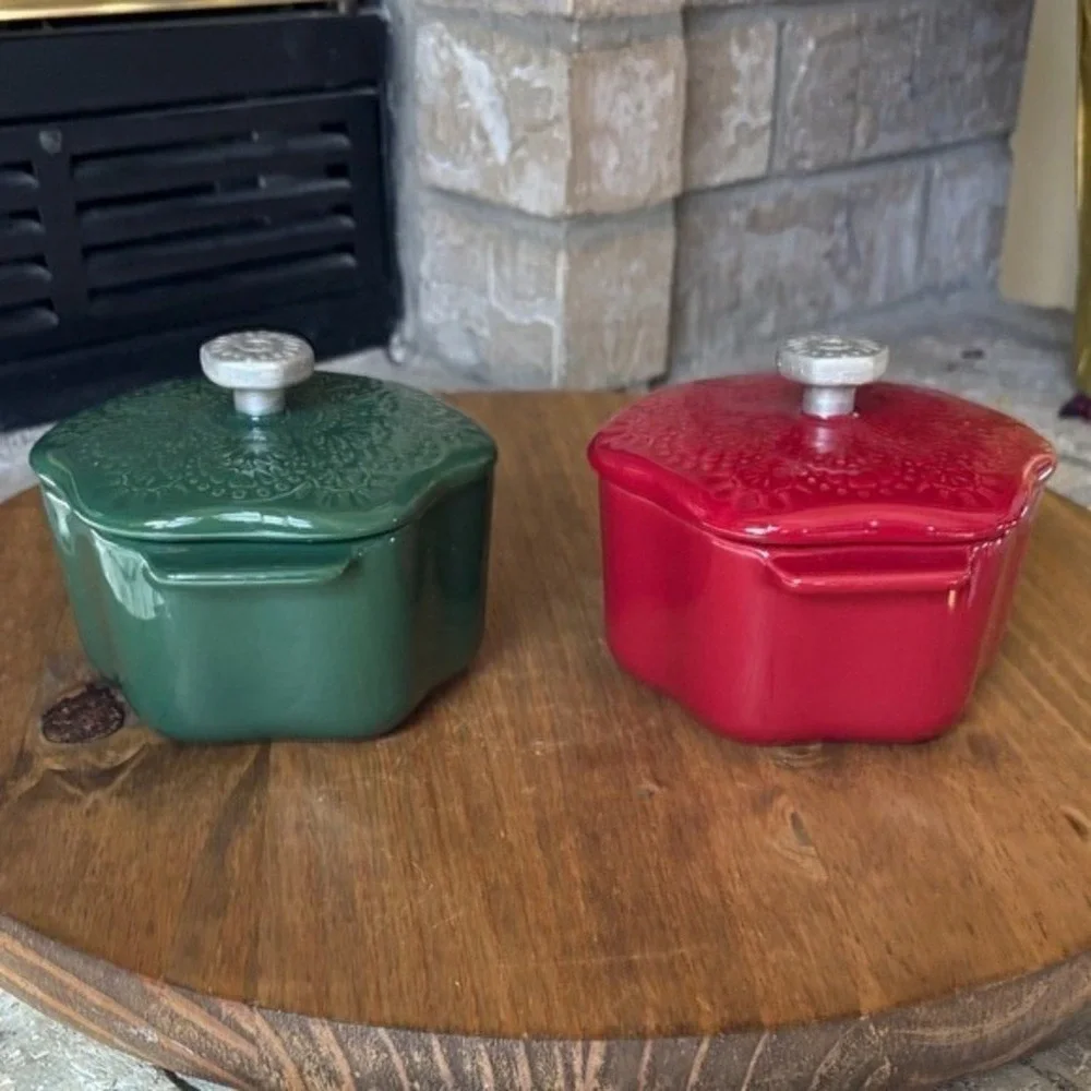 Pioneer Woman Stoneware 2 Cup‎ Snowflake Cocotte Set with Lid, Green & Red